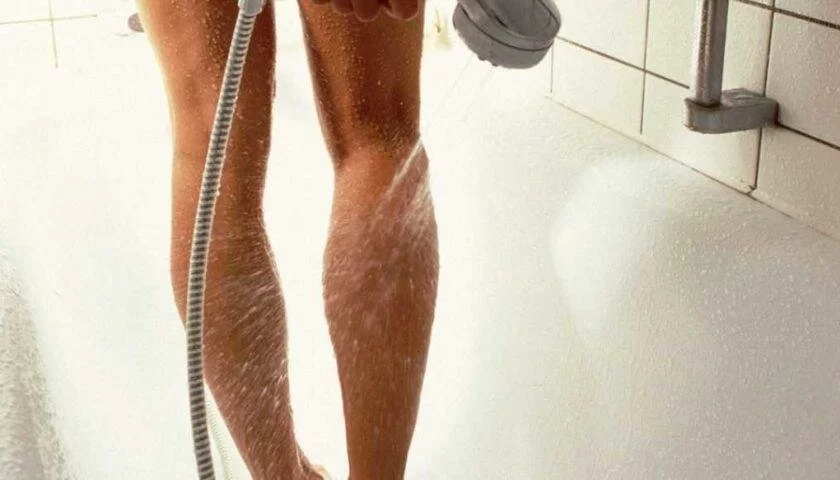 Как принимать контрастный душ для профилактики целлюлита