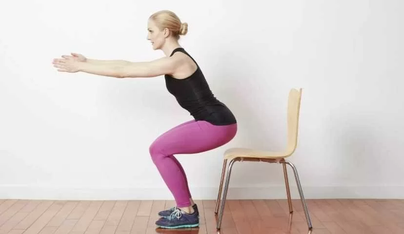 5 упражнений со стулом, которые быстро меняют фигуру к лучшему