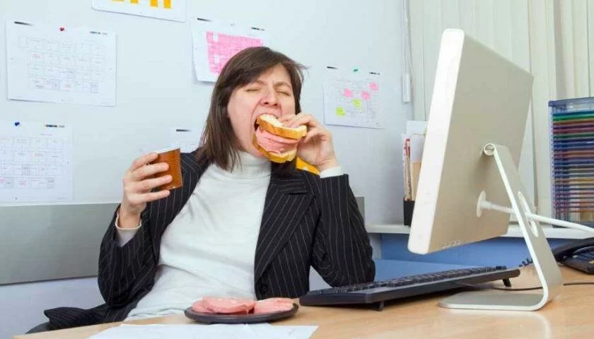Как тревоги на работе провоцируют набор лишнего веса