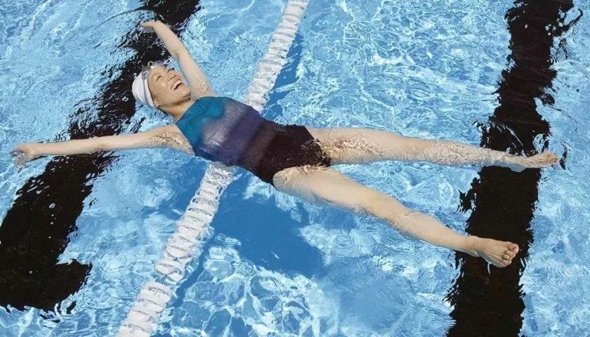 5 простых упражнений для бассейна чтобы фигура была красивой