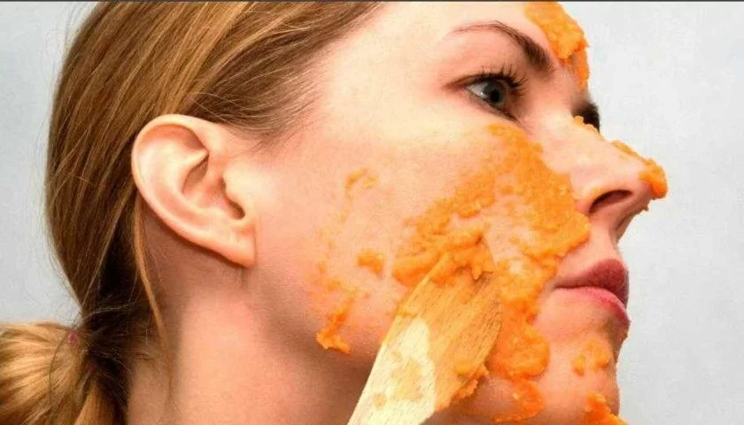 Морковно-яичная смесь для улучшения цвета кожи лица