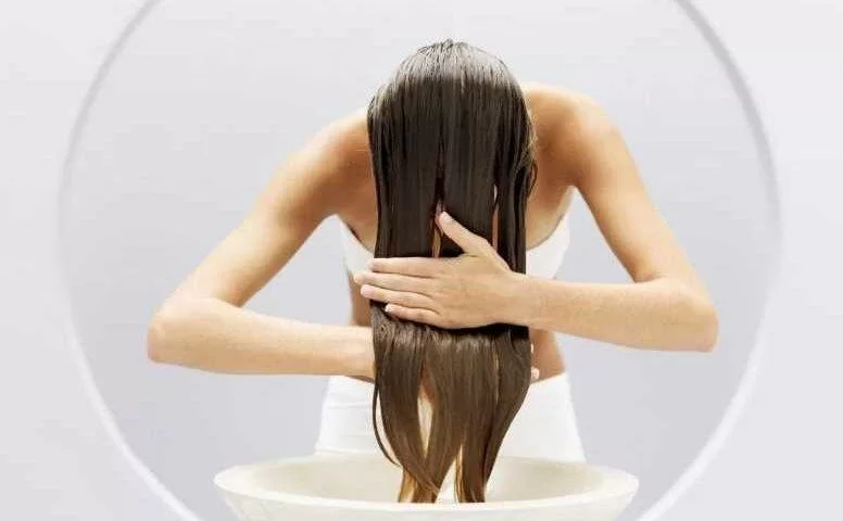 ﻿Как приготовить ментоловую воду для ополаскивания волос жирного типа