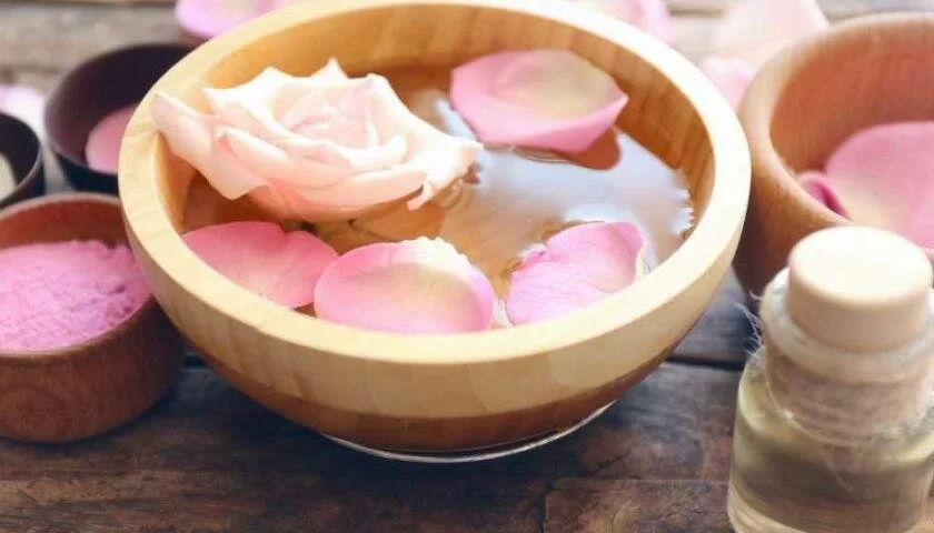 ﻿Как приготовить розовую воду с маслом жожоба для мягкой и нежной кожи