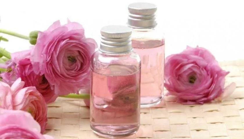 ﻿Как приготовить розовую воду с маслом жожоба для мягкой и нежной кожи