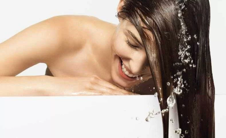 ﻿Как приготовить ментоловую воду для ополаскивания волос жирного типа
