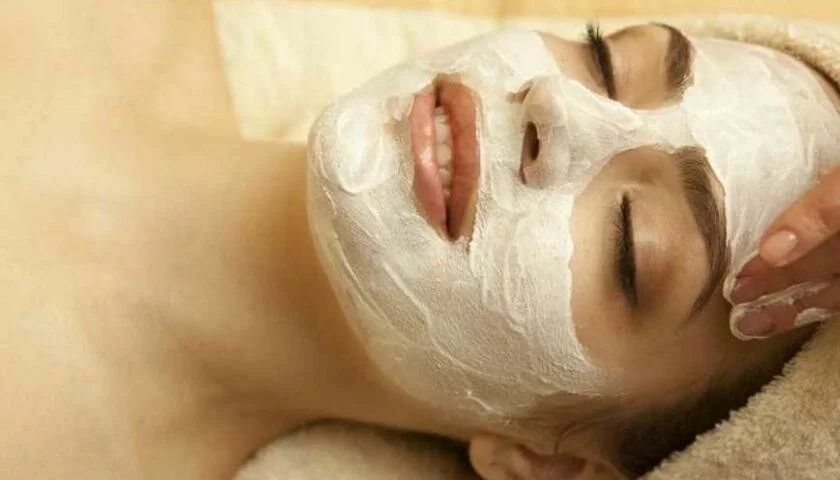 Желтково-творожная маска для обветренной кожи лица