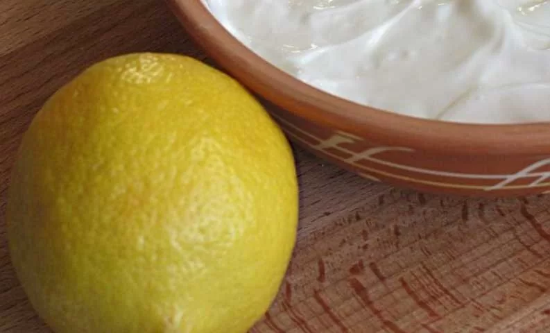 Омолаживающая маска для возрастной кожи из сметаны и лимона
