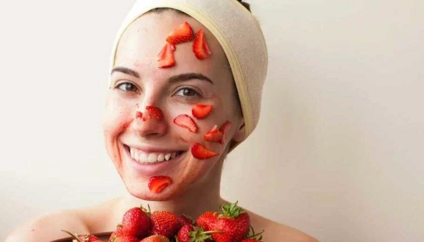 Как улучшить цвет лица с помощью маски из клубничной мякоти
