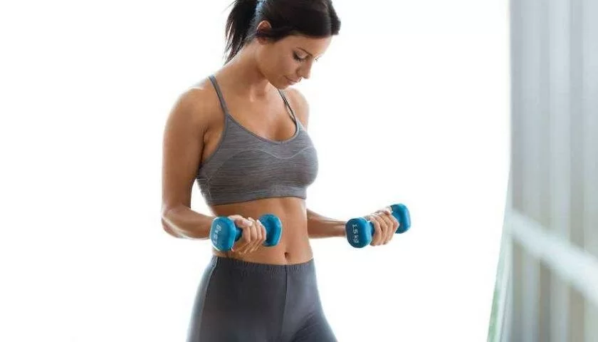 ﻿Красивые формы без груды мышц: 5 принципов занятий с отягощениями для женщин