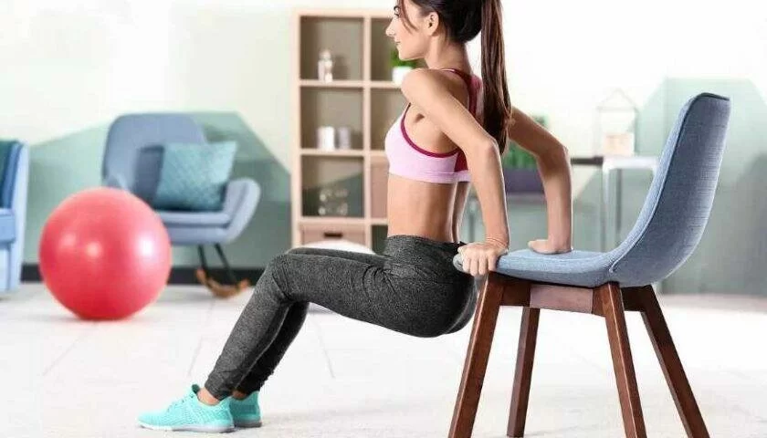  5 упражнений на все тело, которые выполняются не вставая со стула