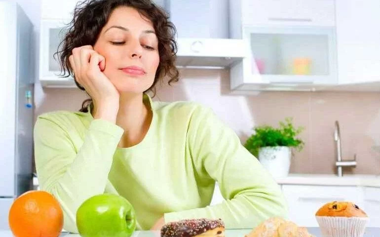 Почему нельзя есть перед сном тем, кто хочет сбросить вес