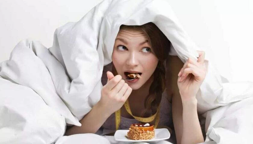 Почему нельзя есть перед сном тем, кто хочет сбросить вес