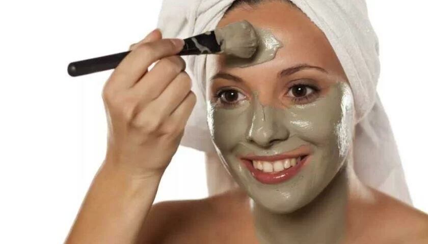 Как быстро тонизировать кожу лица: глиняная маска и ледяной массаж